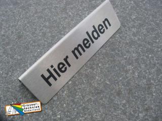 Tentbordjes 150x40mm materiaal RVS, met uw eigen tekst aan 1 zijde.